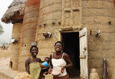 Westliches Afrika, Togo: Ashanti-Gold, Voodoo & wilde Tiere - Frau vor typischen Sombe-Haus